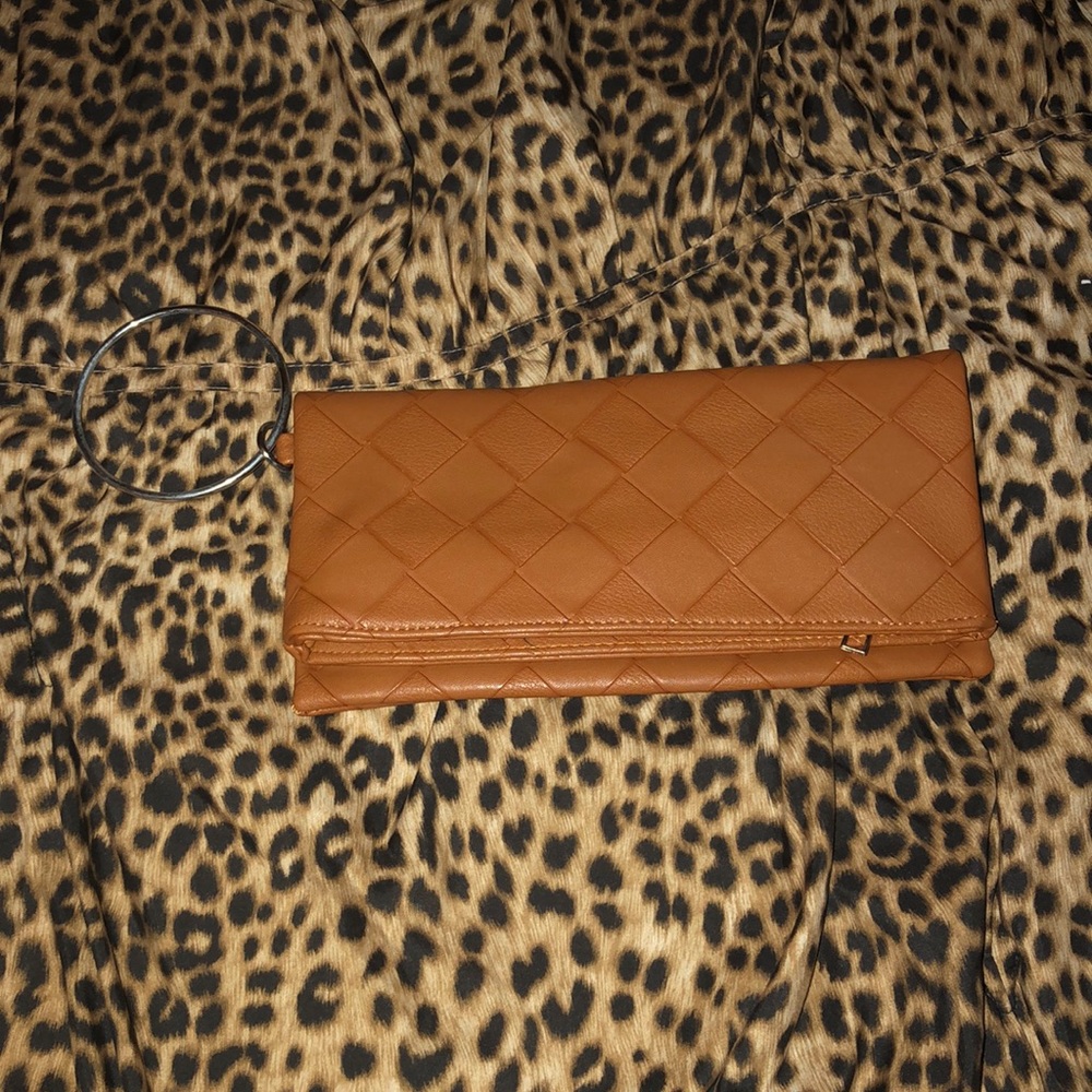 Tan clutch